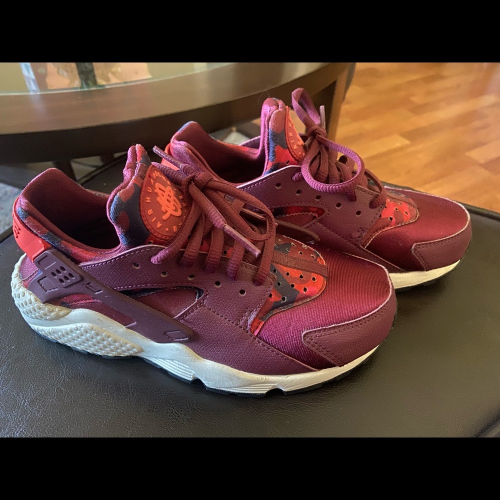 Nike women shoes, size 6 womens, color :burgundy